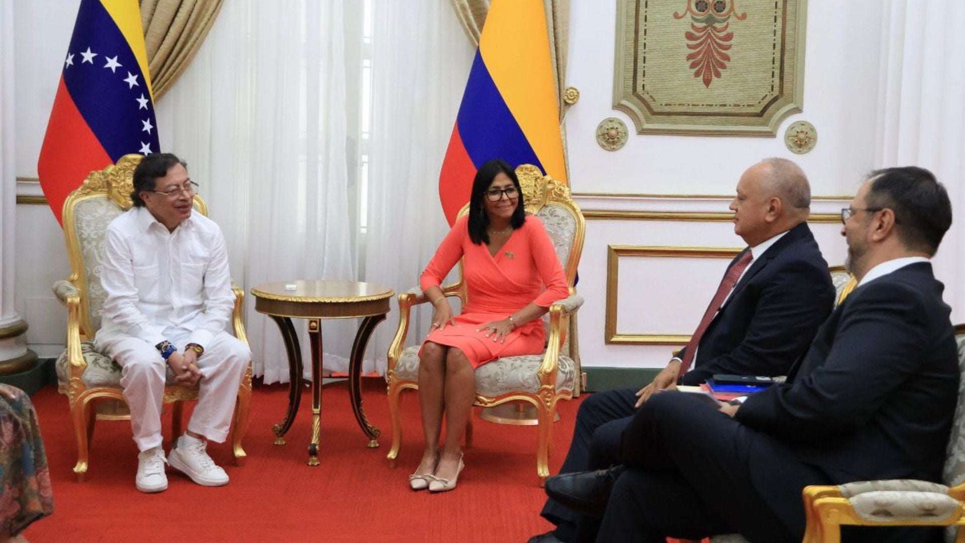 Foto: Gustavo Petro en Miraflores con Delcy Rodríguez y Diosdado Cabello