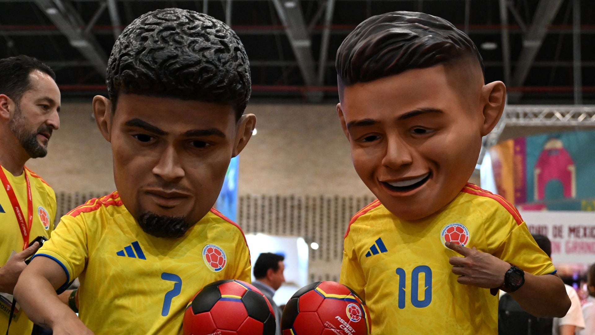 Personas disfrazadas de Luis Díaz y James Rodríguez - Foto AFP