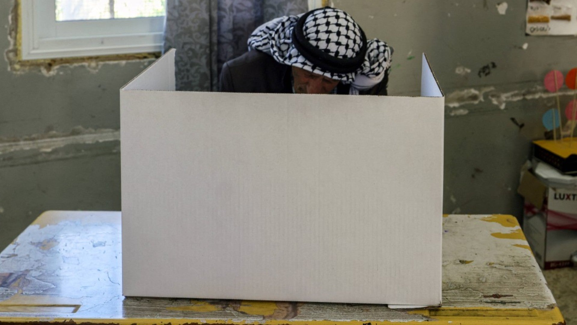 Un hombre votando en las elecciones en Gaza - Foto: AFP