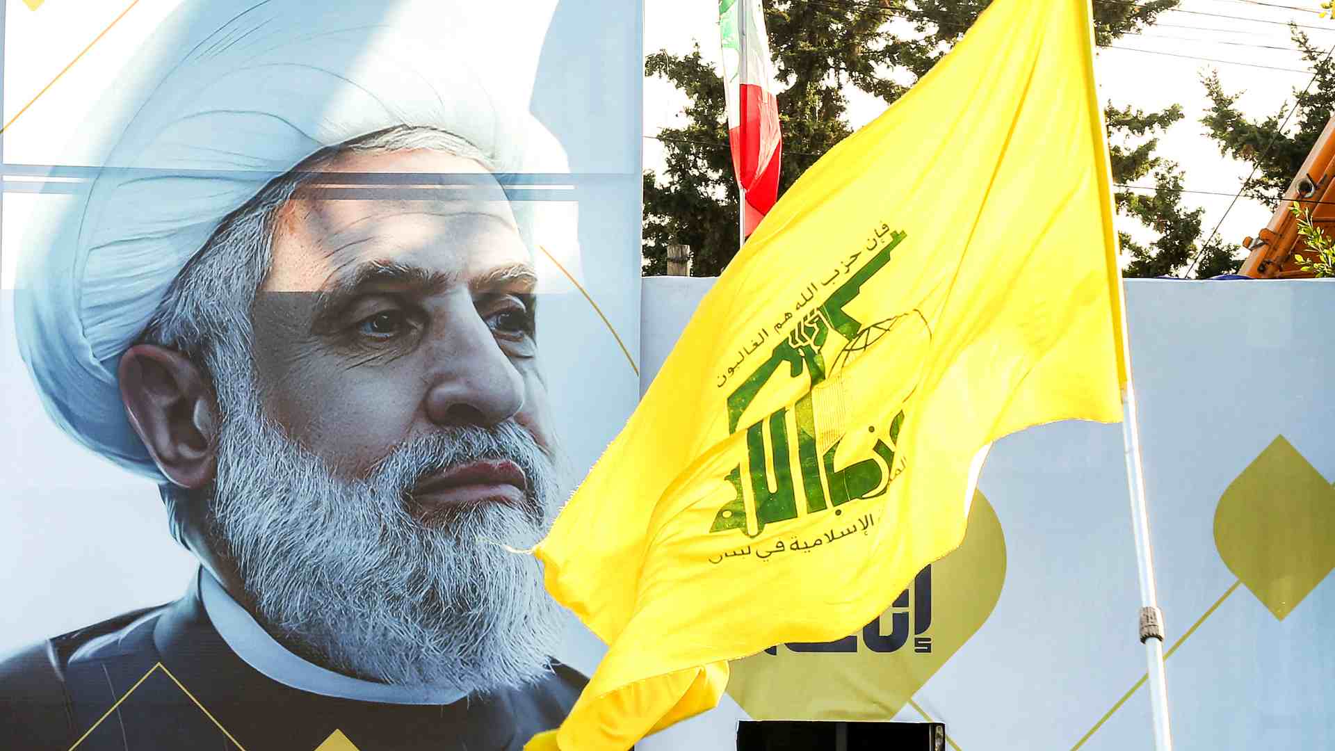 Una fotografía de gran tamaño de Naim Qassem, líder de Hezbolá - AFP