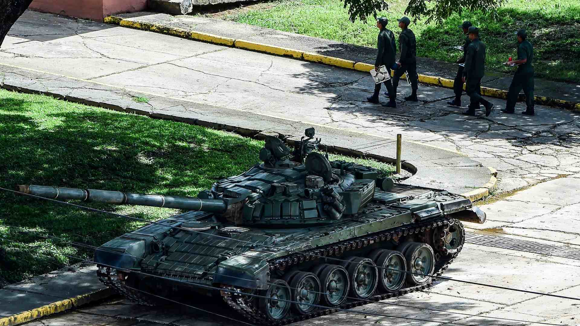 Soldados aparecen en el Fuerte Paramacay, Venezuela - AFP