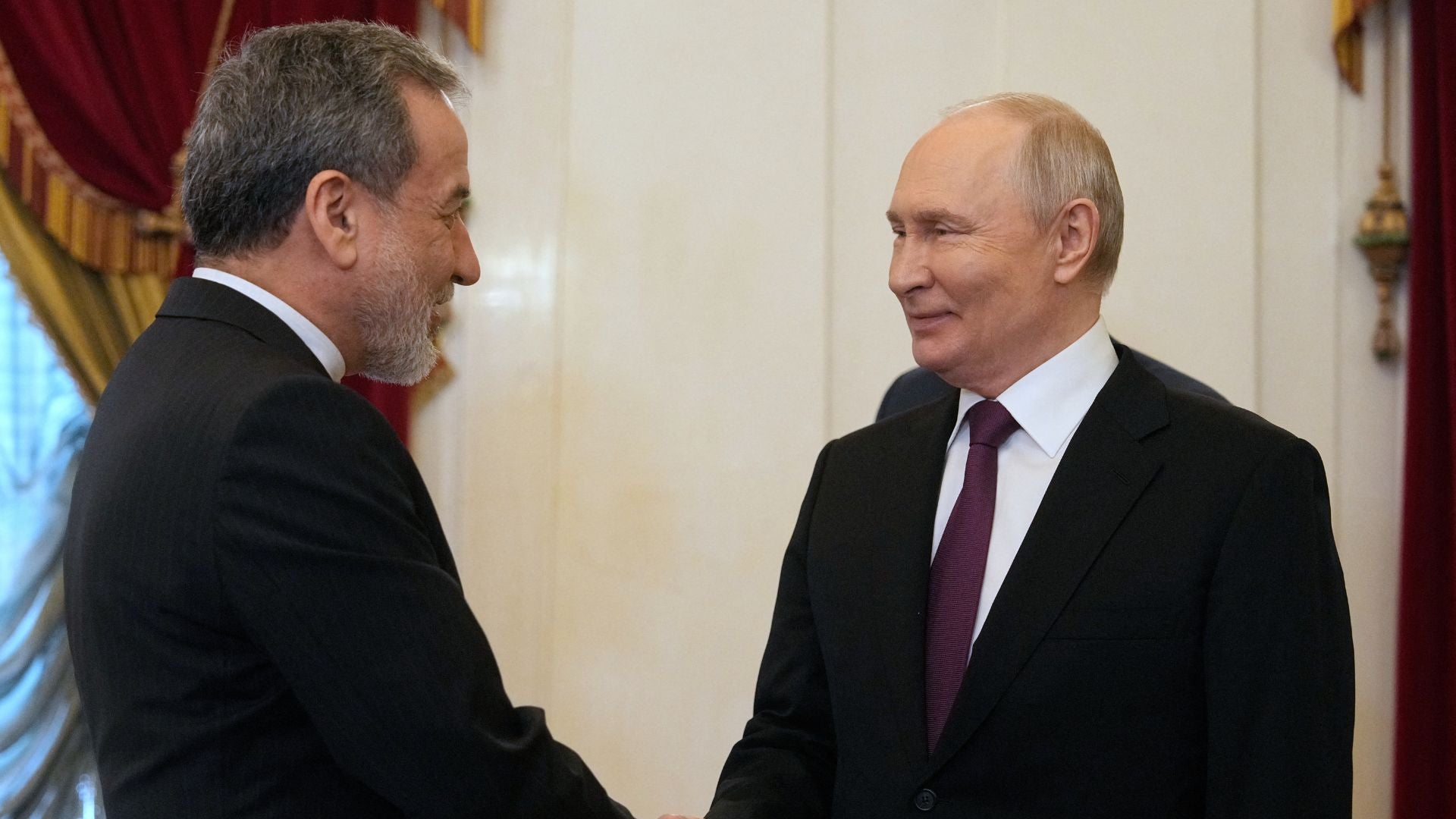 Abbas Araghchi y Vladimir Putin | Foto AFP