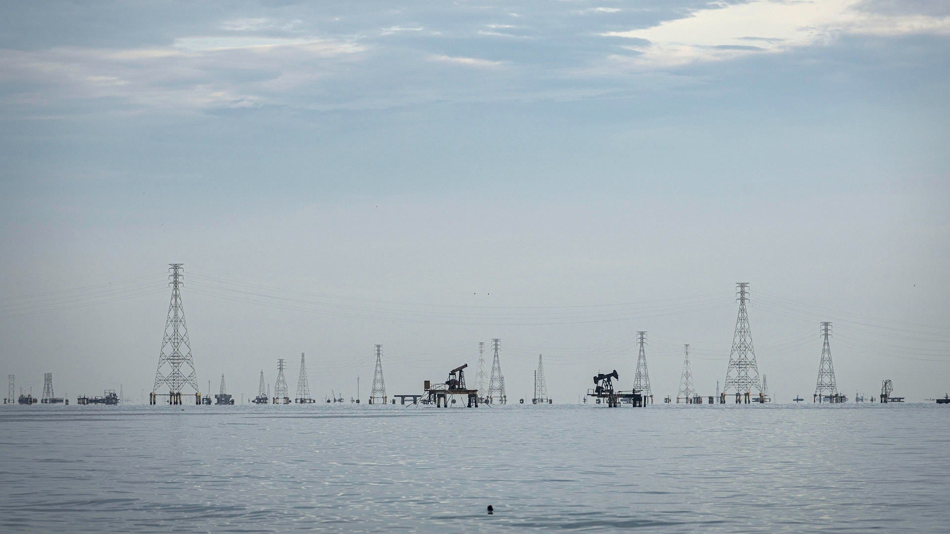 Plataformas petroleras en Cabimas, Venezuela - Foto: EFE