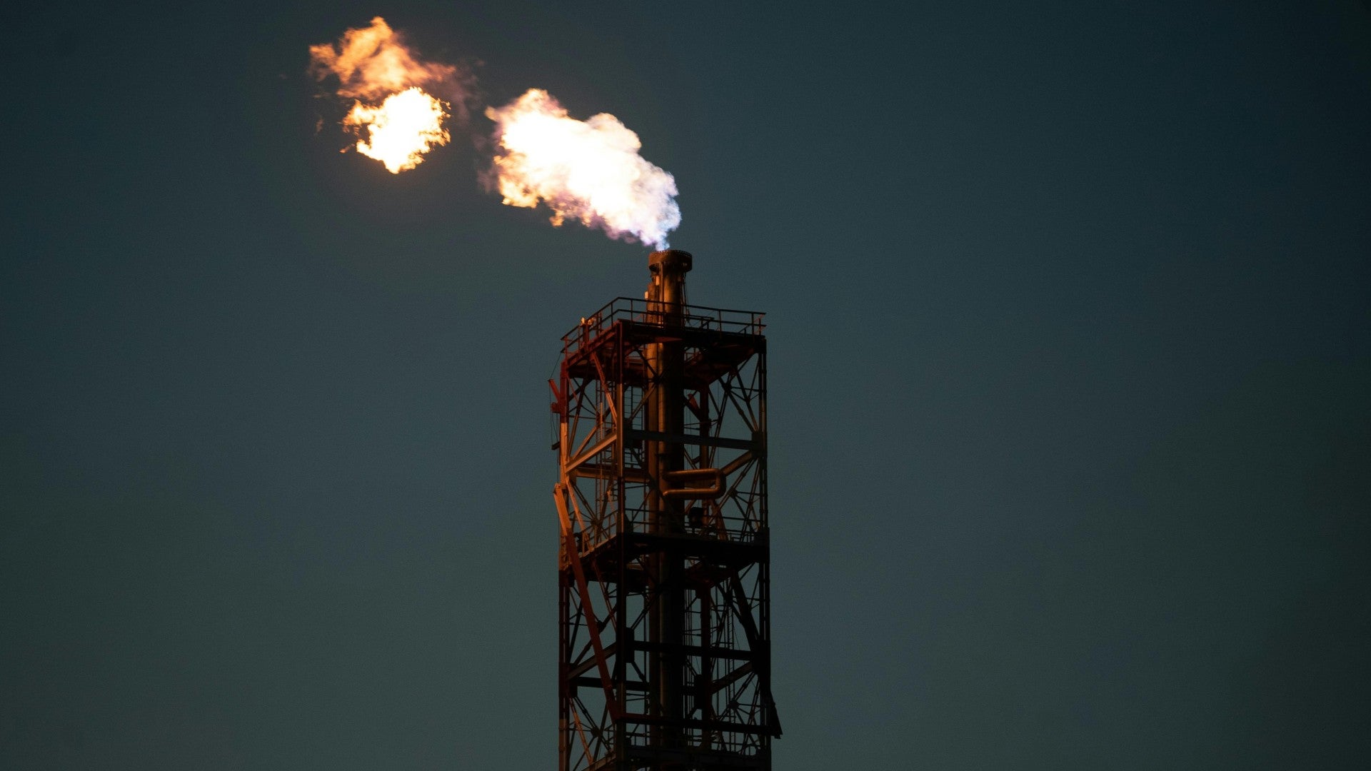 Quemador de antorcha (flare): sistema de seguridad esencial en refinerías y plantas petroquímicas que quema gases residuales o excedentes de forma controlada - Foto de referencia: Pexels