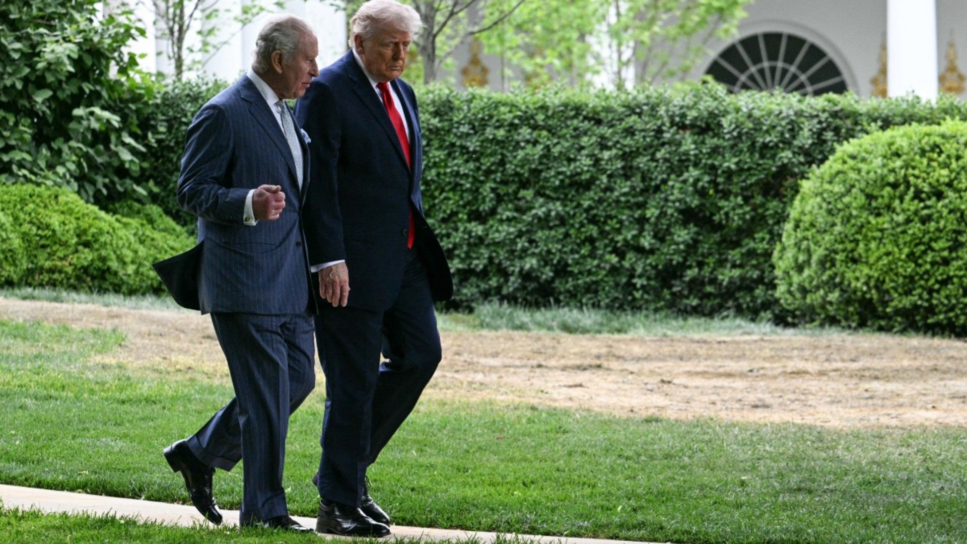 Carlos III del Reino Unido, junto al presidente de Estados Unidos, Donald Trump - Foto: AFP