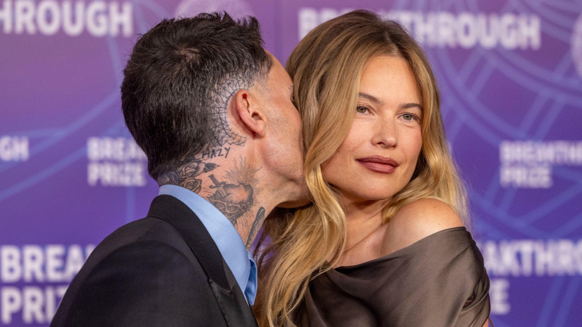 Adam Levine, cantante y músico de EEUU, junto a su esposa, la modelo Behati Prinsloo - Foto: EFE