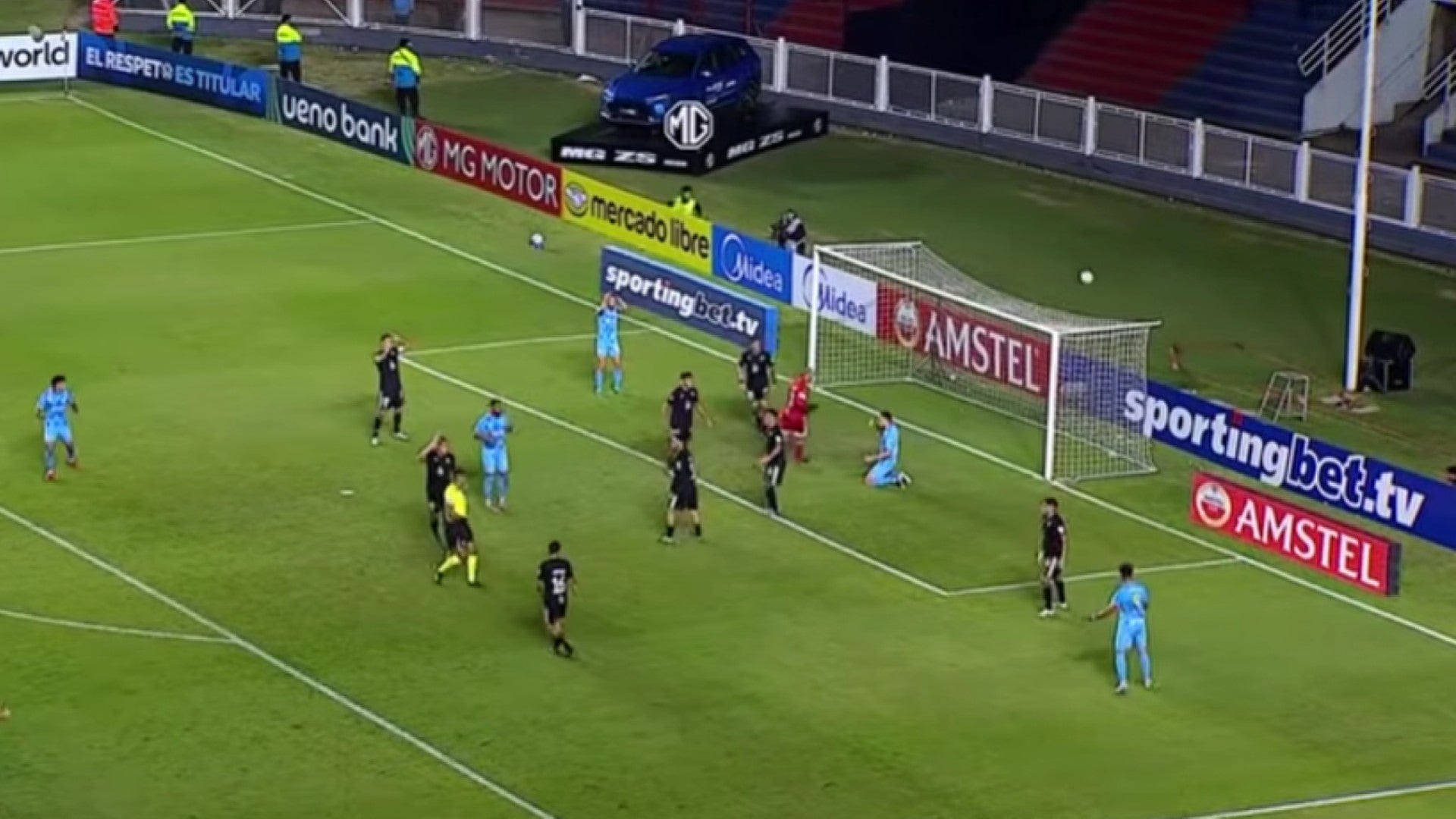 Deportivo Riestra contra Montevideo City Torque de Uruguay en Copa Sudamericana / FOTO: Caotura de video