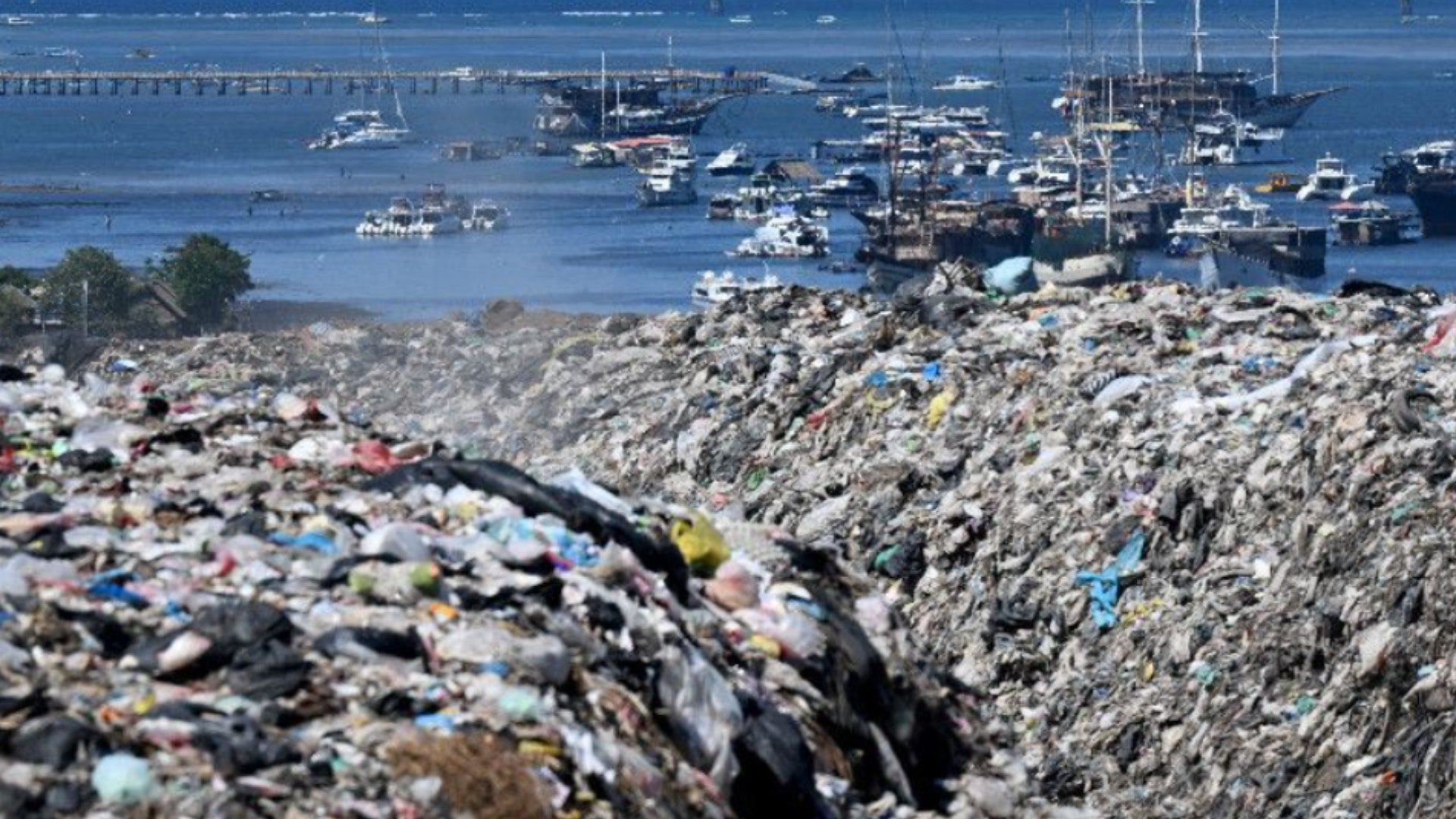 Residuos amontonados en el vertedero de Suwung en Denpasar, en la isla turística de Bali - Foto: AFP