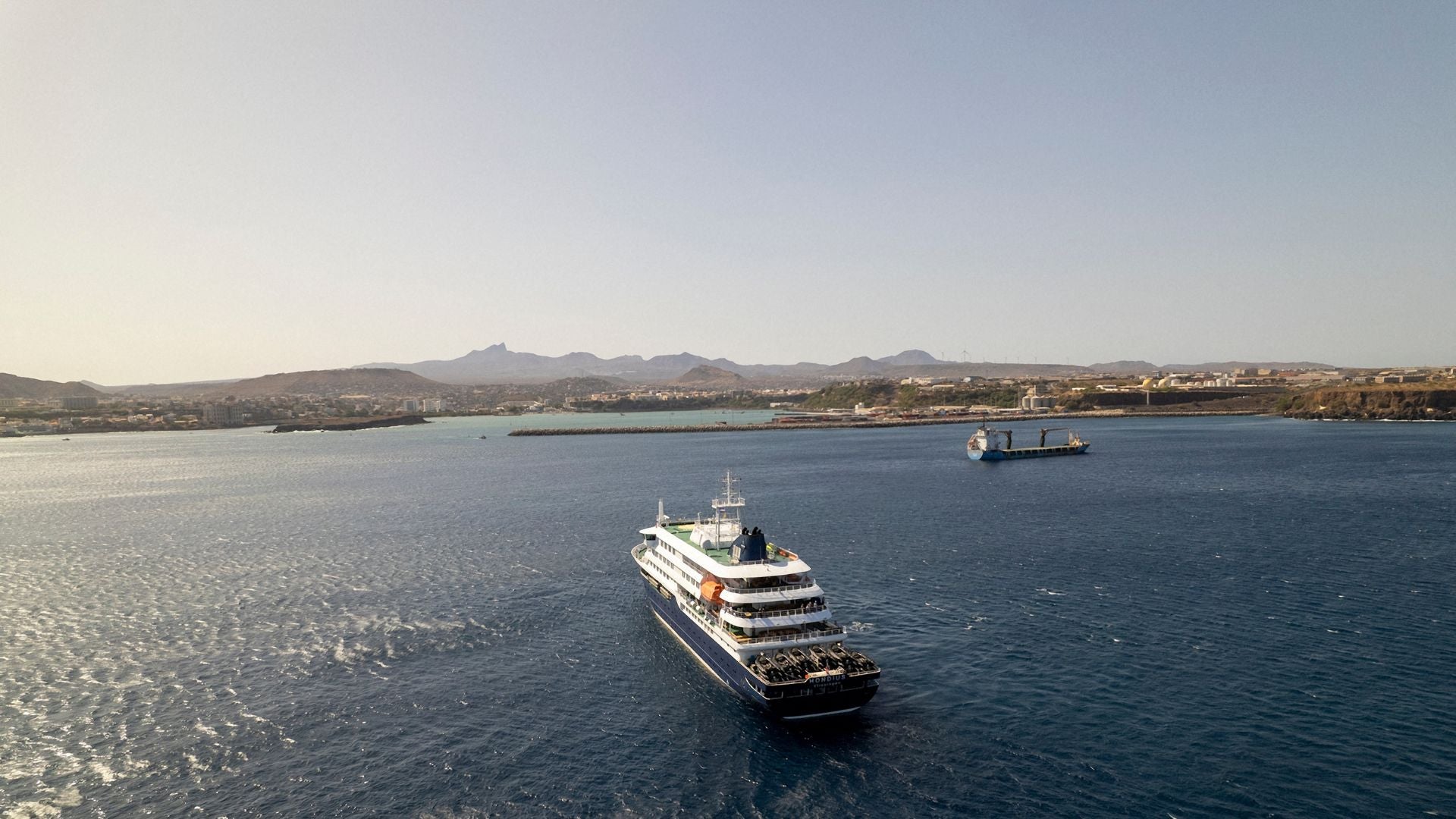 Alerta por brote de hantavirus en crucero que salió de Argentina: hay tres muertos - AFP