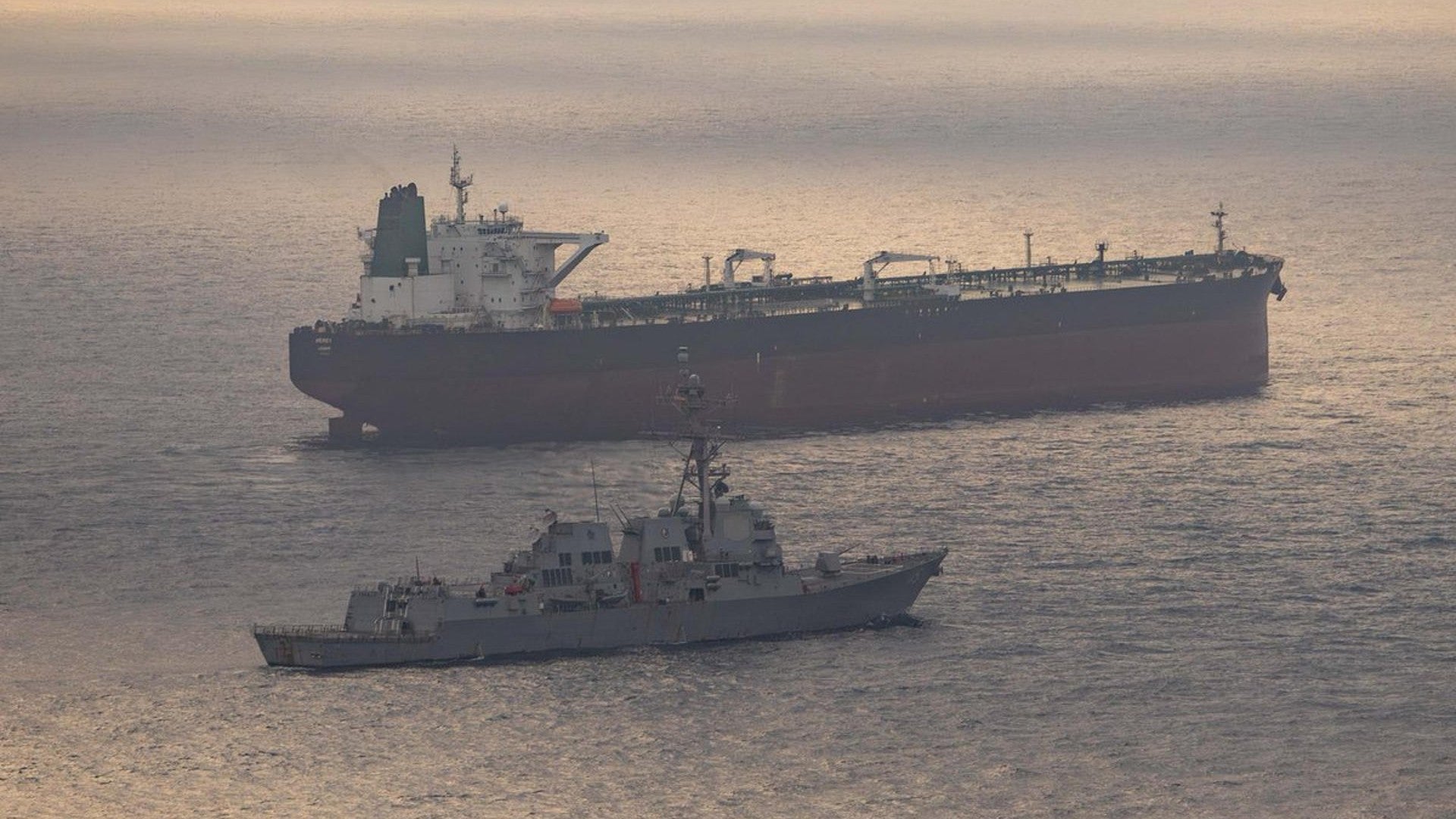 Destructor de misiles guiados USS Rafael Peralta (DDG 115) de EE. UU. en el estrecho de Ormuz - Foto: EFE