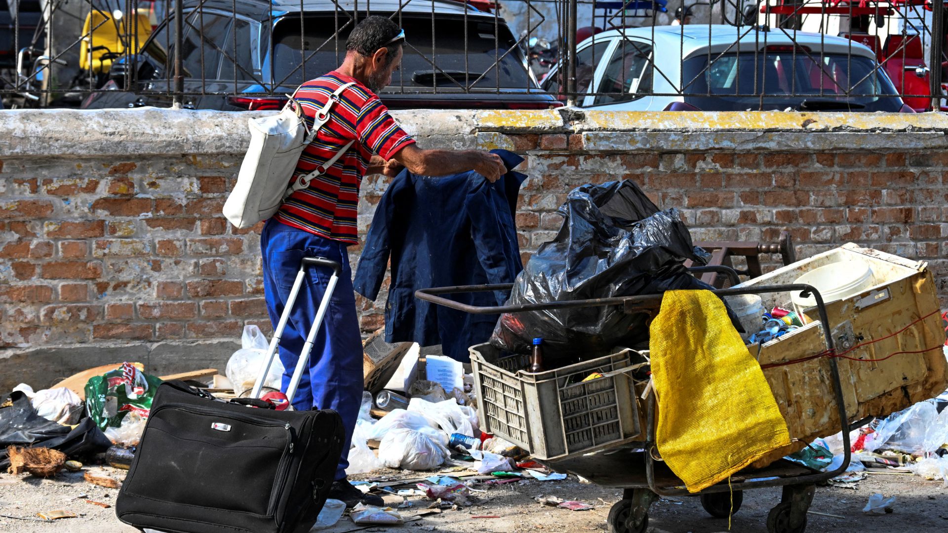 Persona buscando alimento en las calles de Cuba - Foto: AFP