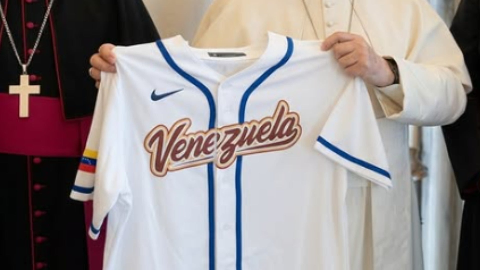 El papa León XIV sostiene la camiseta de la selección venezolana de béisbol - Foto: X