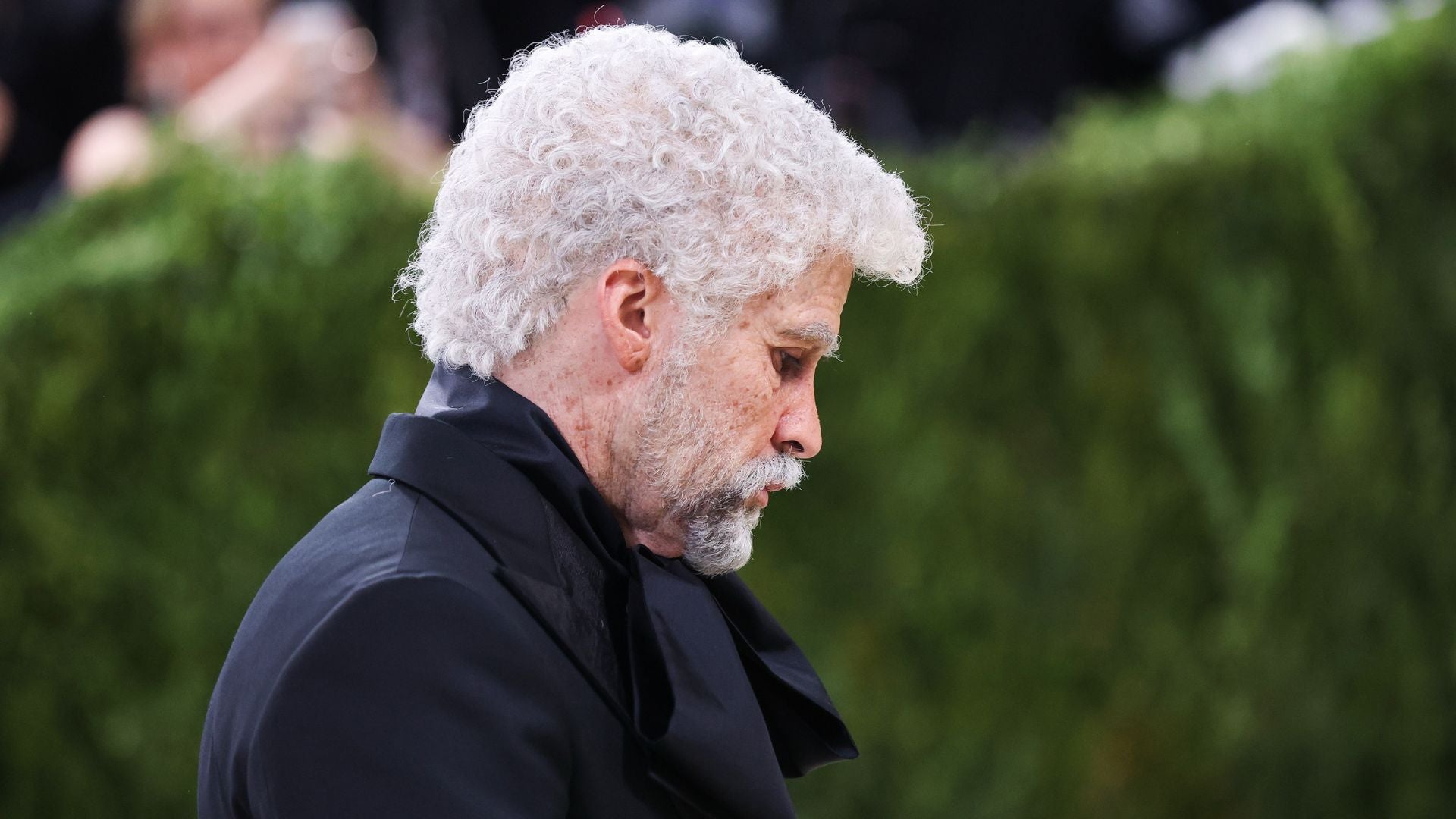 Bad Bunny aparece irreconocible durante la Met Gala - EFE