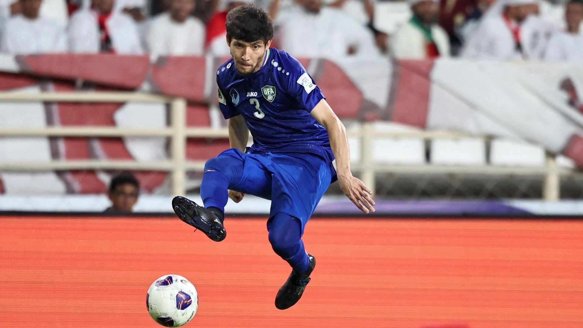 Khojiakbar Alijonov, defensor de la selección de Uzbekistán - Foto: AFP