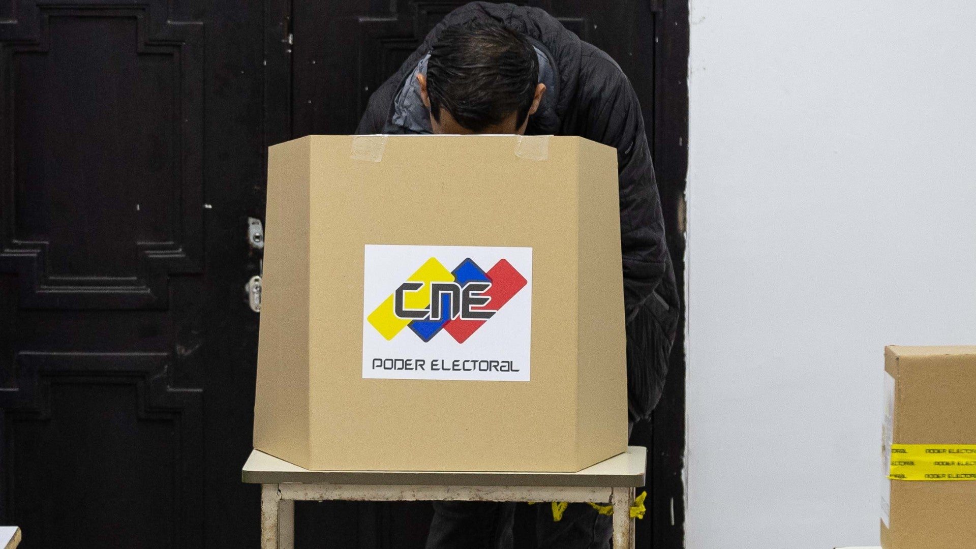 Un hombre ejerce su derecho al voto en Venezuela - Foto: EFE
