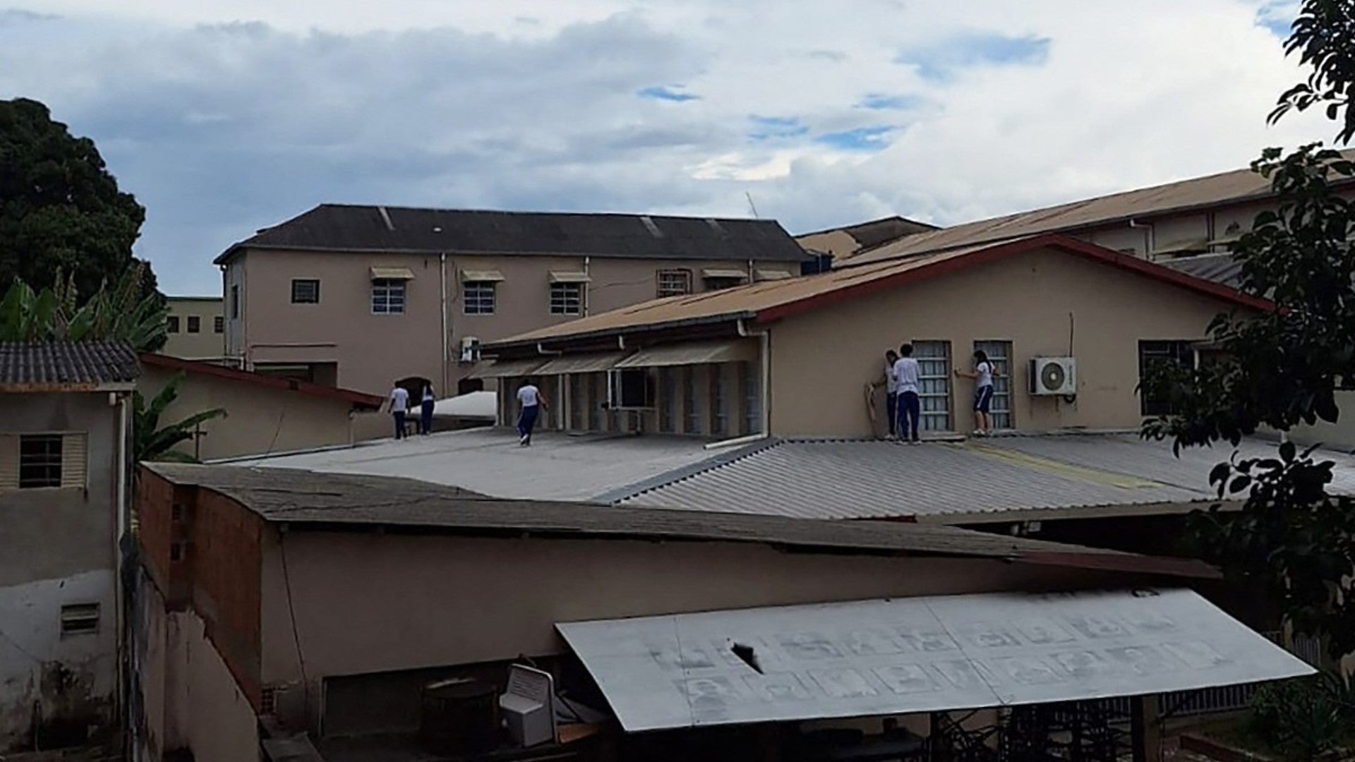 Estudiantes del Instituto São José se refugiaron en el tejado mientras un adolescente irrumpía en el centro educativo - Foto: AFP