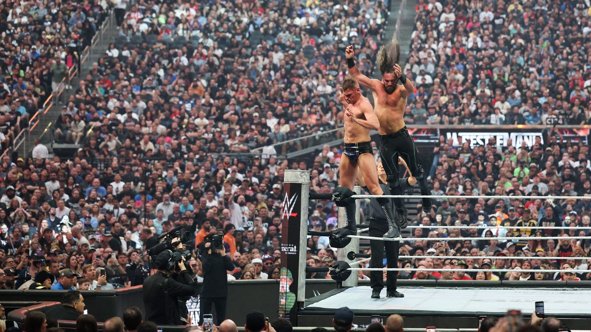 Gunther y Seth Rollins durante la WrestleMania 42 en Las Vegas - Foto AFP