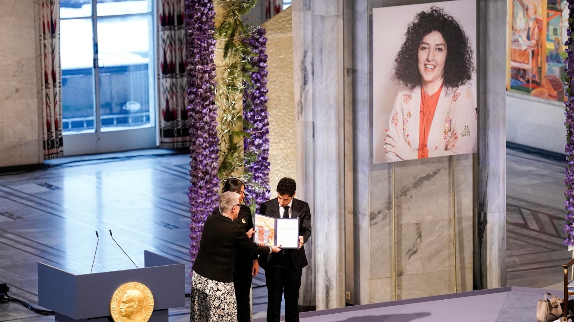 Hijas de Mohammadi reciben en nombre de su mamá el Nobel de la Paz 2023 – Foto EFE