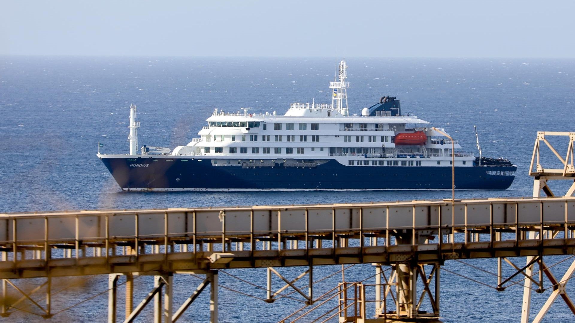 Crucero cuyo algunos de sus pasajeros fueron diagnosticados con hantavirus - Foto: EFE