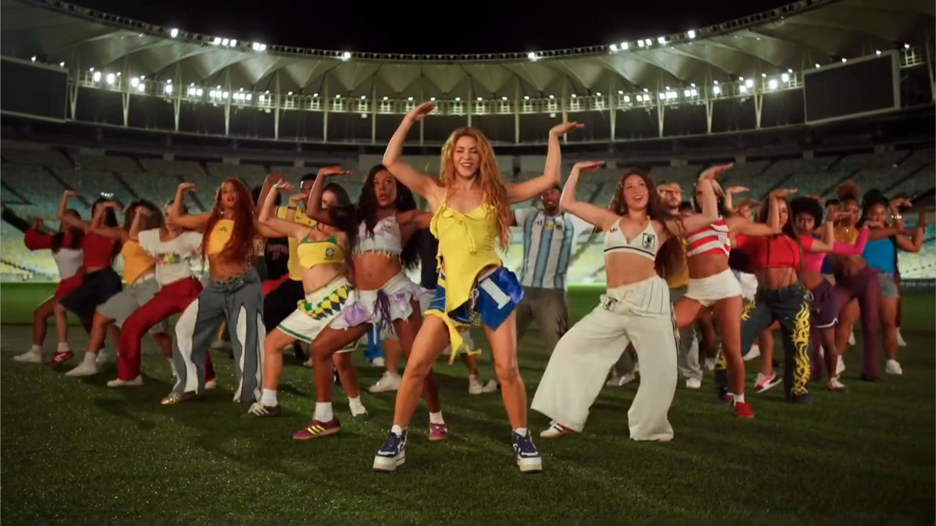 Shakira, cantante colombiana junto a sus bailarines en fragmento de la canción de la Copa del Mundo 2026 - EFE