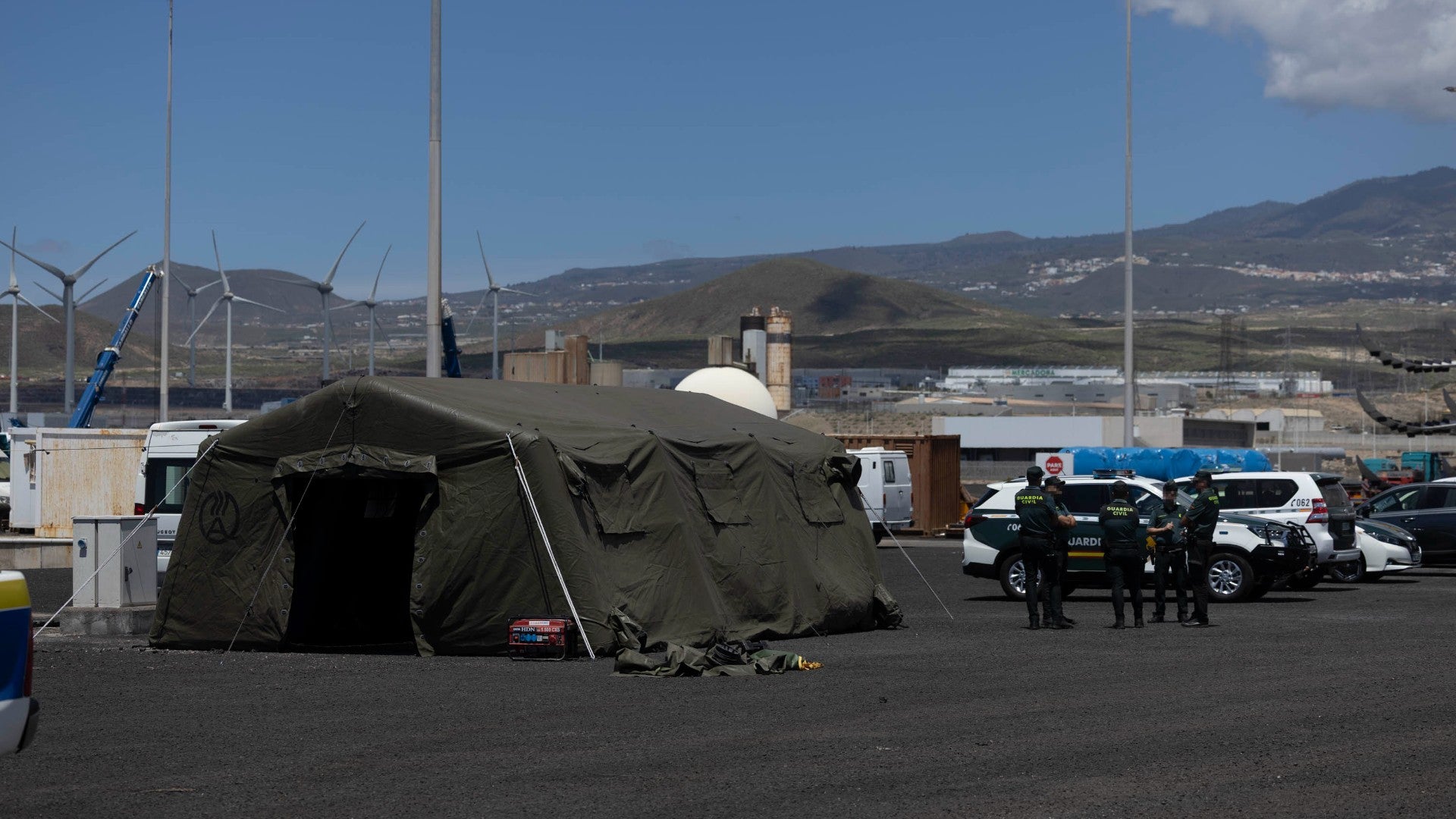 Agentes de la Guardia Civil (España) junto al puesto de mando instalado en el puerto de Granadilla con motivo de la llegada del crucero MV Hondius - Foto: EFE