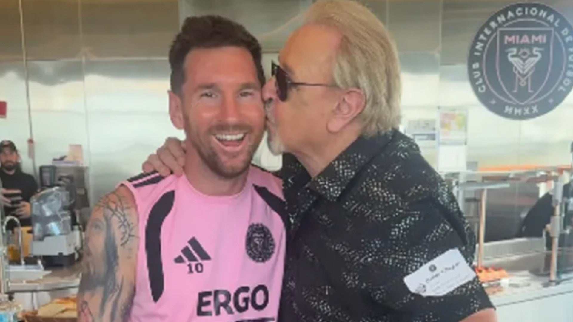 Lionel Messi, futbolista junto a Carlos Villagrán, actor - Foto: X
