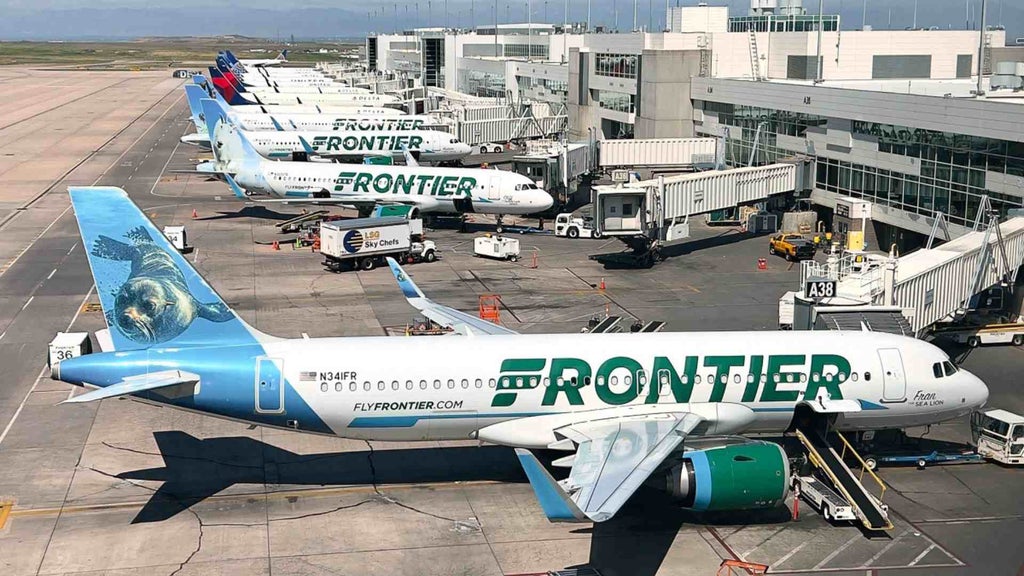 Hombre muere tras ser arrollado por avión en aeropuerto de Denver; se investiga suicidio