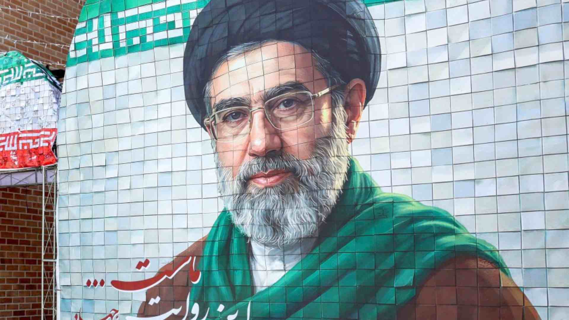 Pancarta que representa al actual líder supremo de Irán, el ayatolá Mojtaba Khamenei - AFP