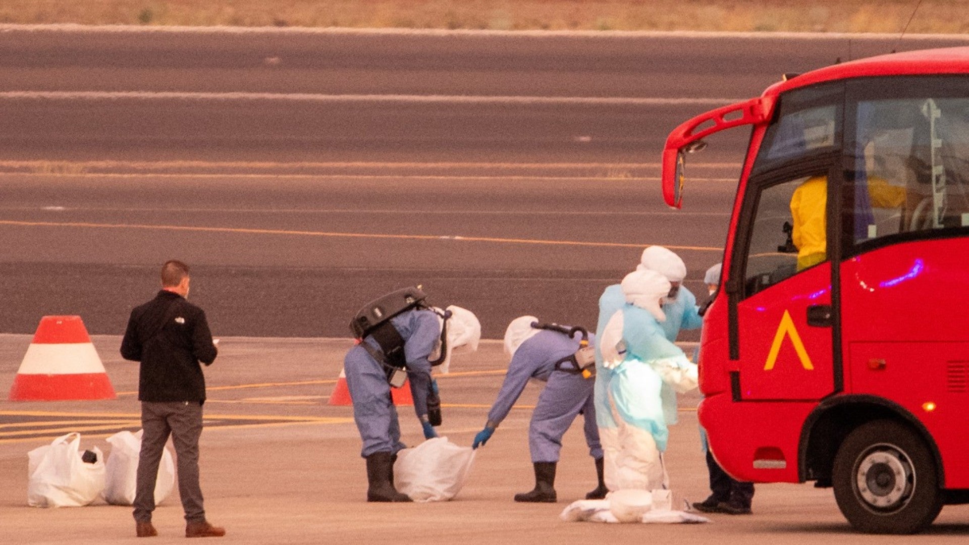 Evacuación de viajeros en crucero en el que se dio brote de hantavirus. (EFE)