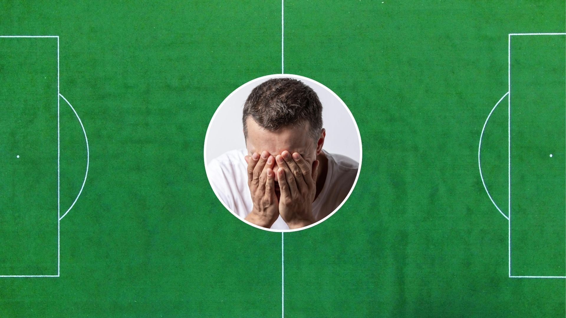 Cancha de fútbol / Un hombre se lamenta - Fotos de referencia: Pexels