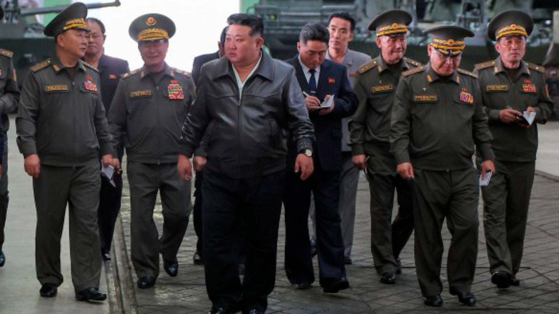 Kim Jong-un, jefe del régimen de Corea del Norte, junto a sus colaboradores - Foto: EFE
