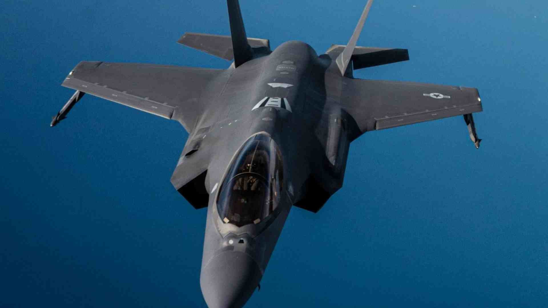Avión de EE. UU. sobrevuela el estrecho de Ormuz - Comando Central