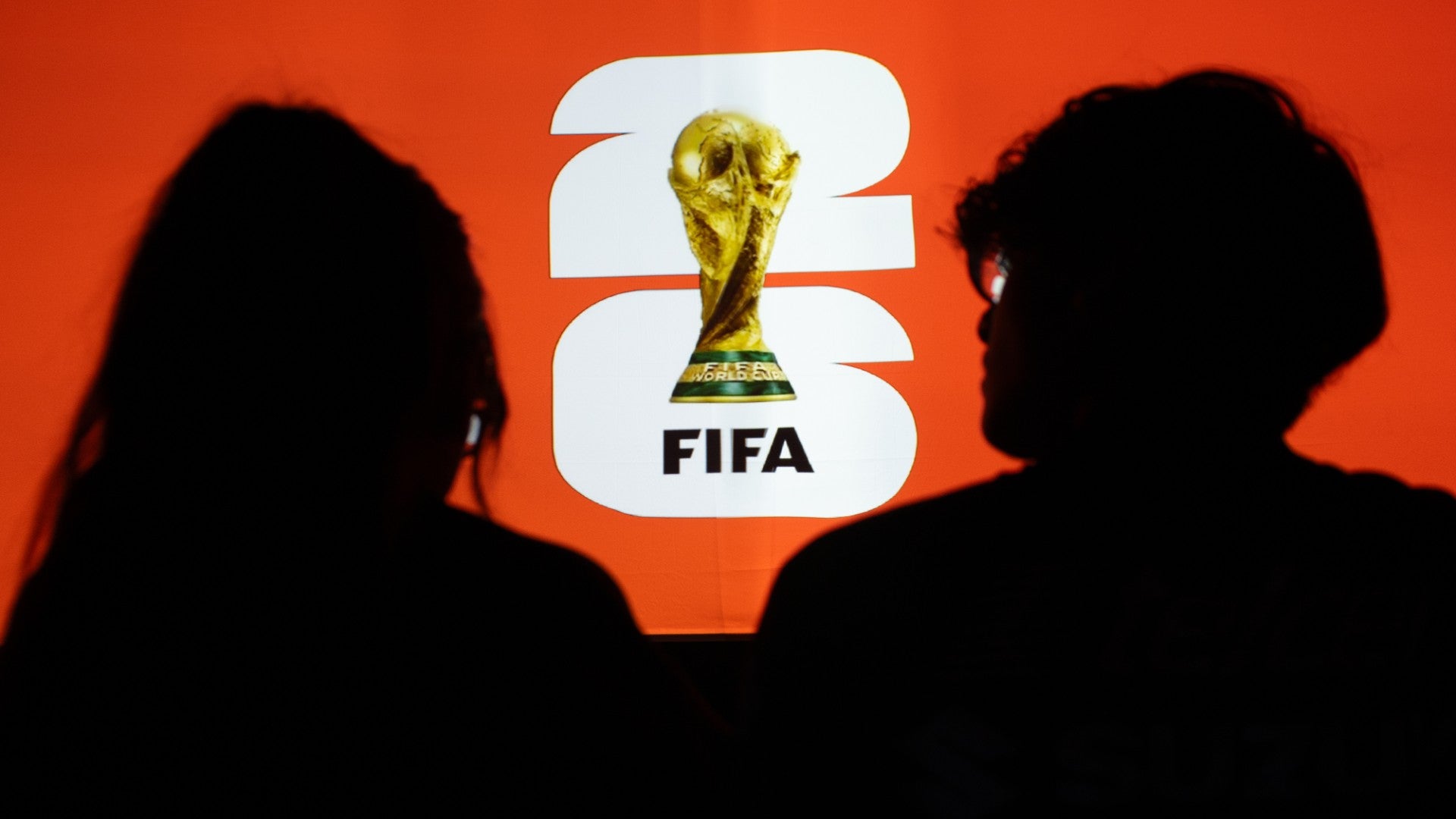 Personas asisten al FIFA World Cup Trophy Tour, en Houston (Estados Unidos) - Foto: EFE