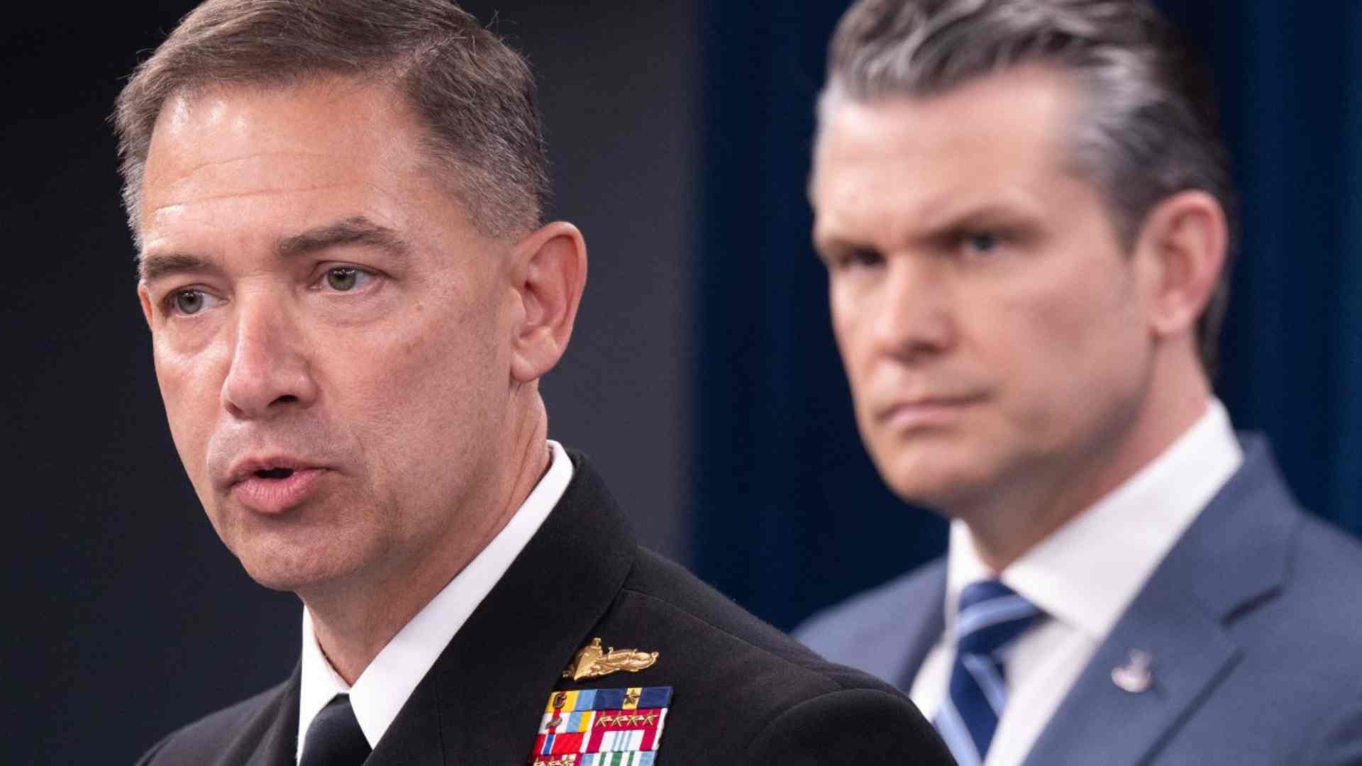 El comandante del CENTCOM, el almirante Brad Cooper, junto al secretario de Defensa, Pete Hegseth - AFP