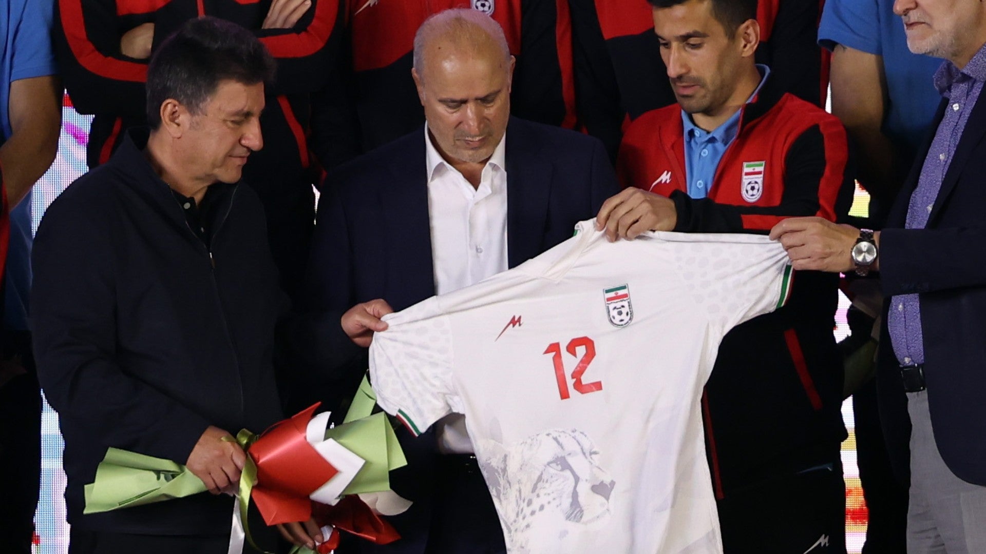 Mehdi Taj, presidente de la Federación Iraní de Fútbol, junto a colaboradores del combinado nacional que administra - Foto de referencia: EFE
