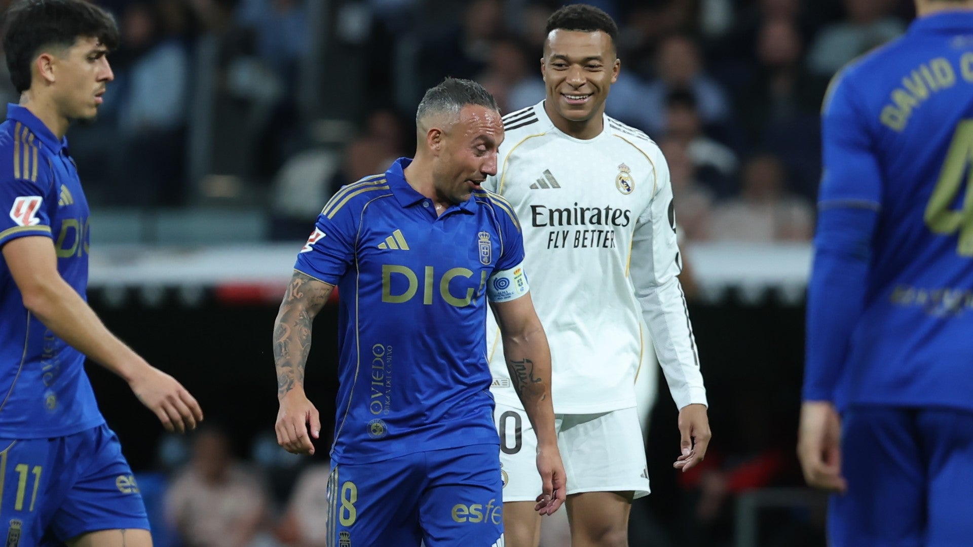 Kylian Mbappé y Santi Cazorla, durante el partido de la jornada 36 de LaLiga Real Madrid vs. Real Oviedo - Foto: EFE