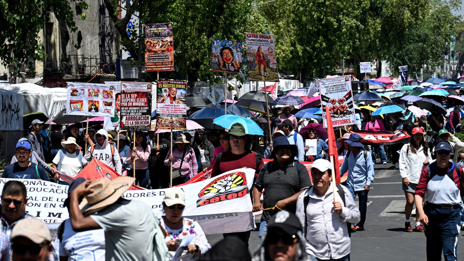 Maestros de México amenazan con protestas durante el Mundial-2026 tras rechazar aumento salarial - AFP