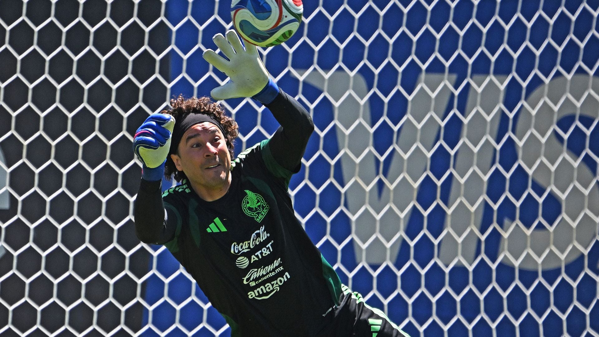 Guillermo Ochoa, experimentado arquero de la Selección de México - Foto: AFP