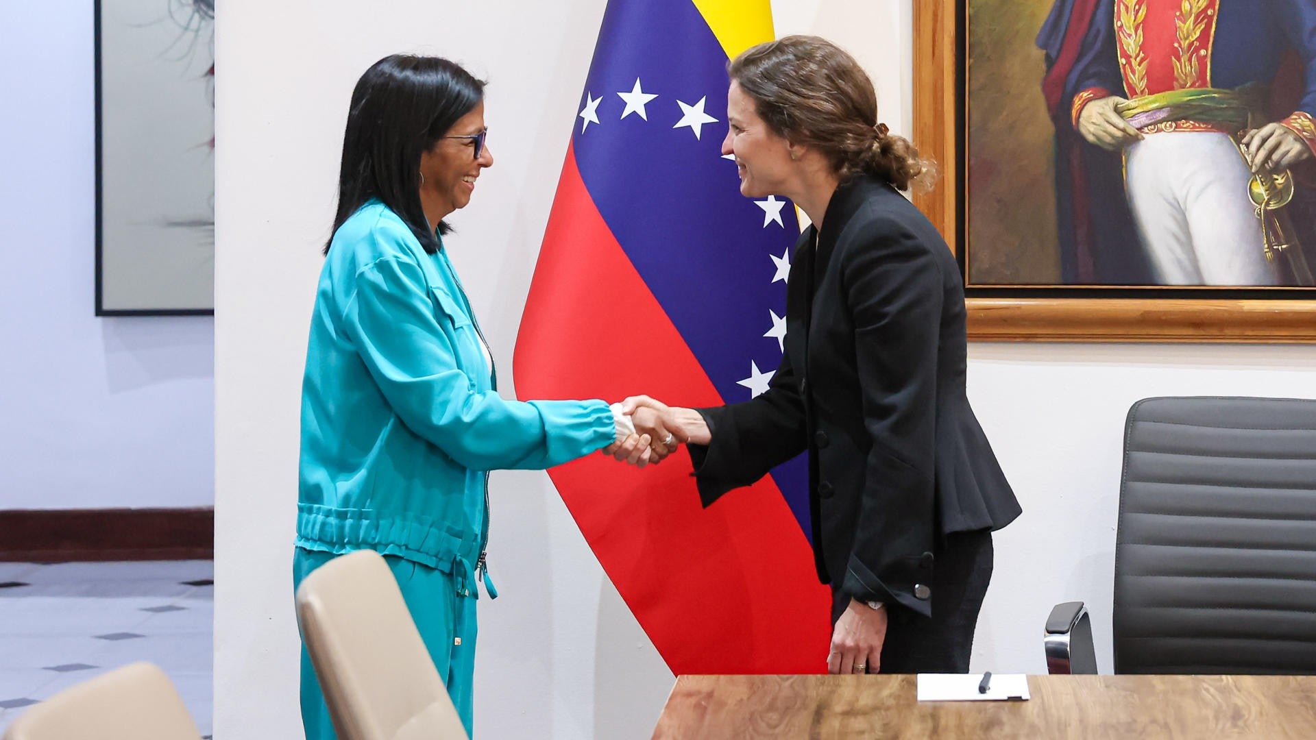 Delcy Rodríguez recibe en Caracas a delegación del Banco Mundial - Foto: EFE