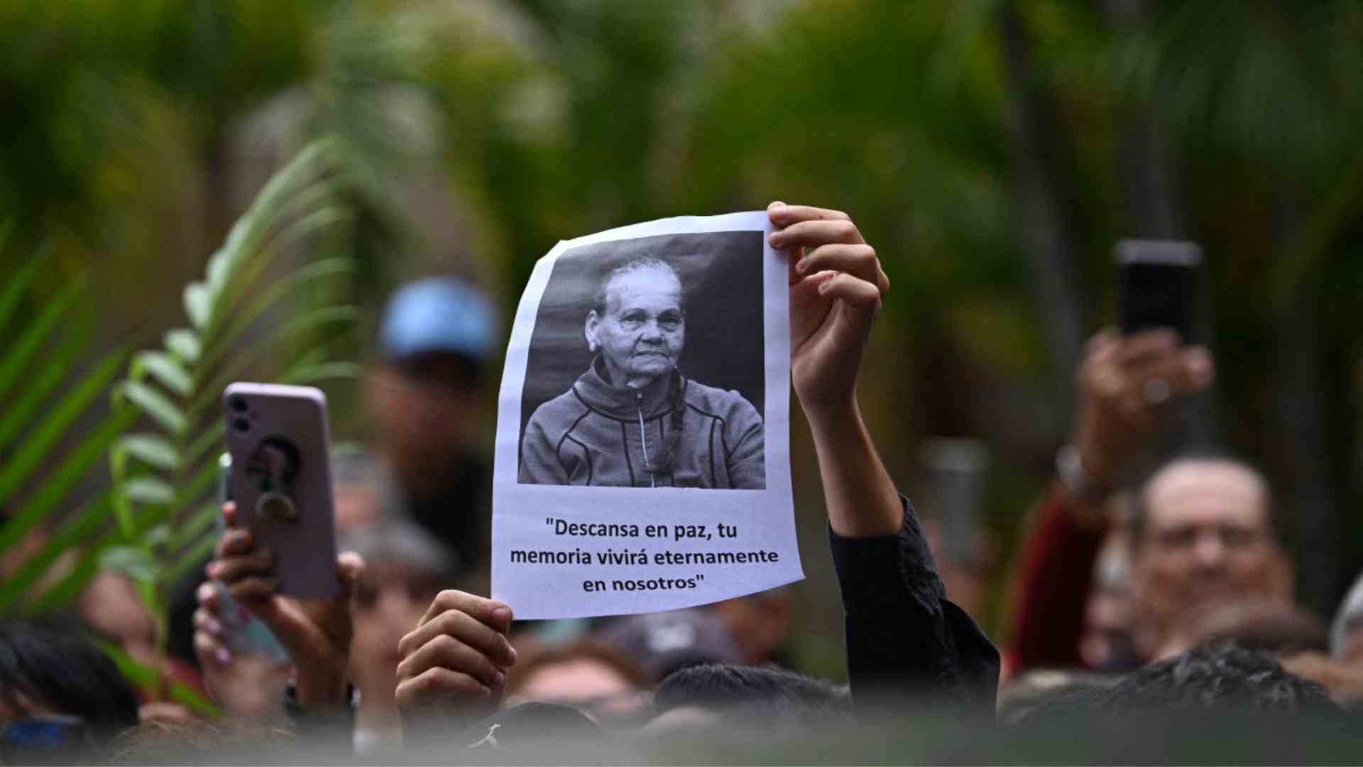 Sepultan a Carmen Navas tras fallecer días después de conocer la muerte de su hijo a manos del régimen de Venezuela - AFP