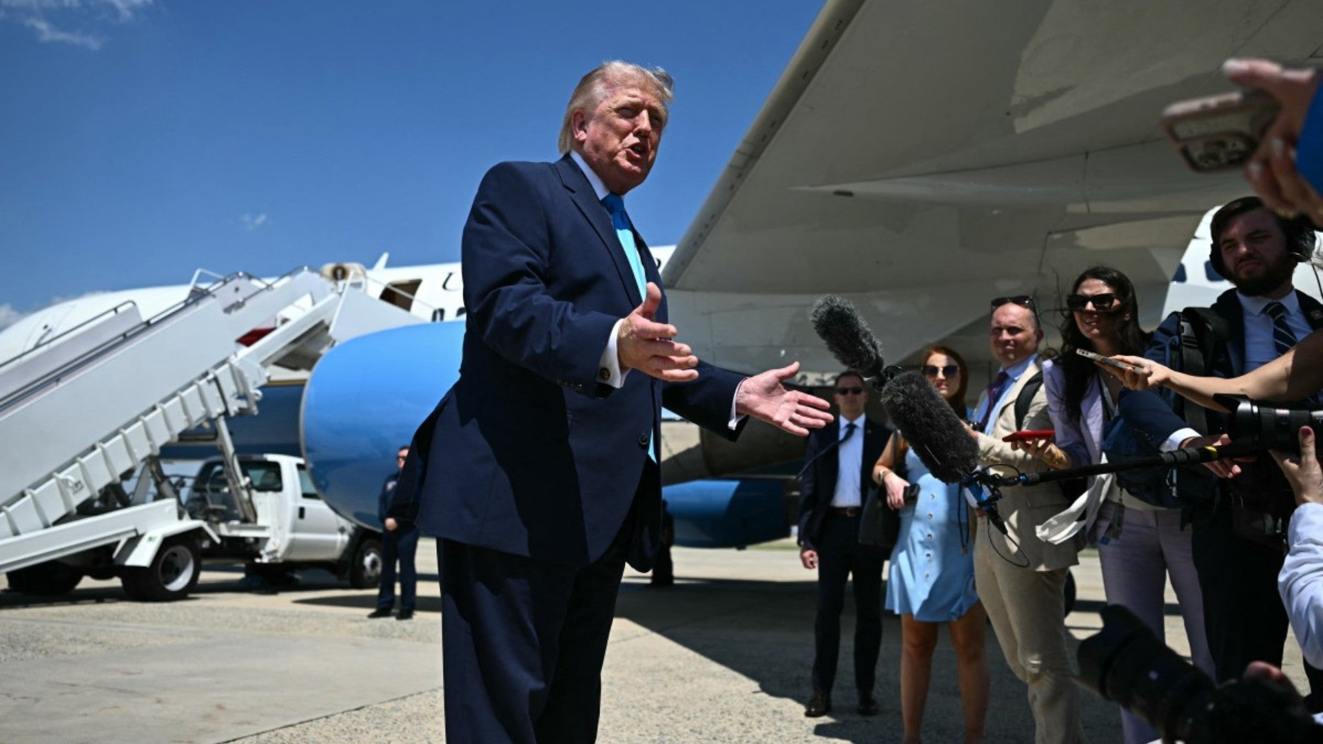 Donald Trump ante periodistas. (AFP)
