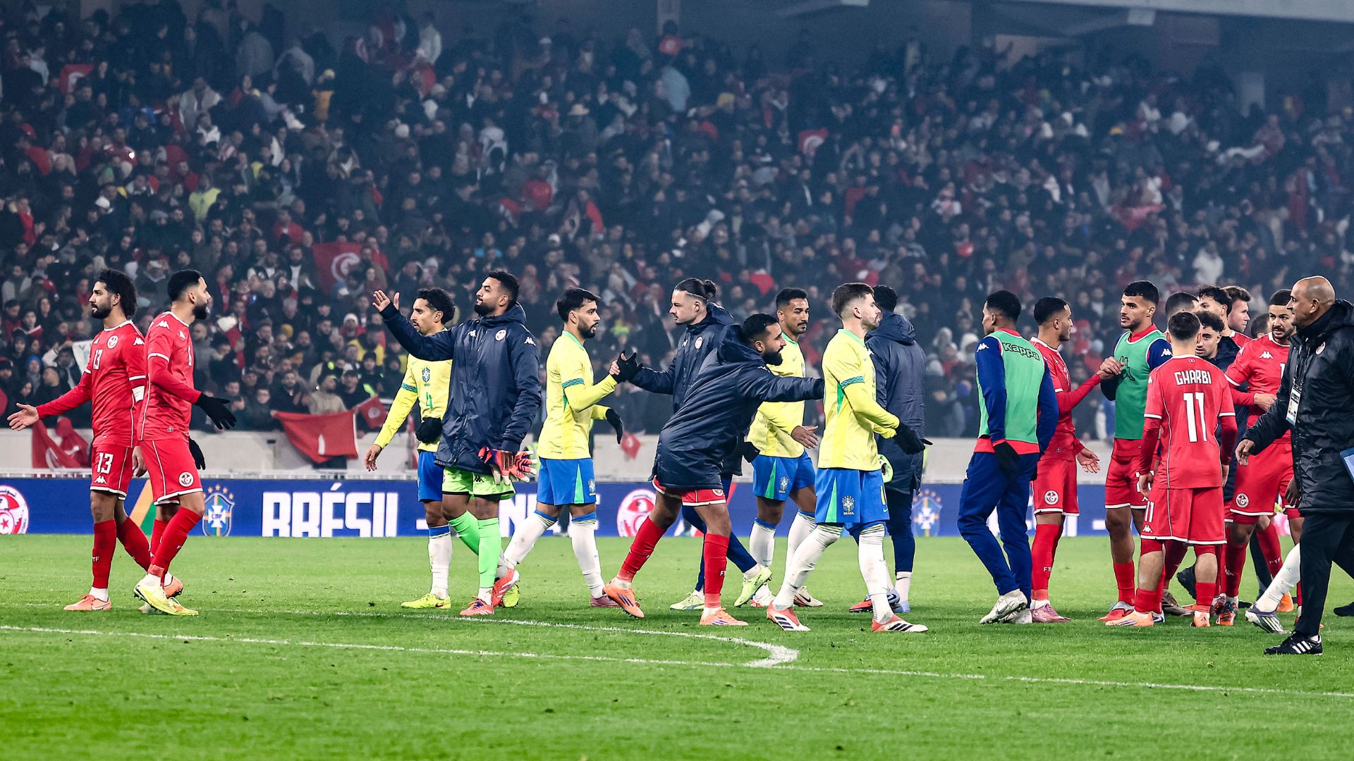 Jugadores de las selecciones de Túnez y Brasil - Foto: AFP