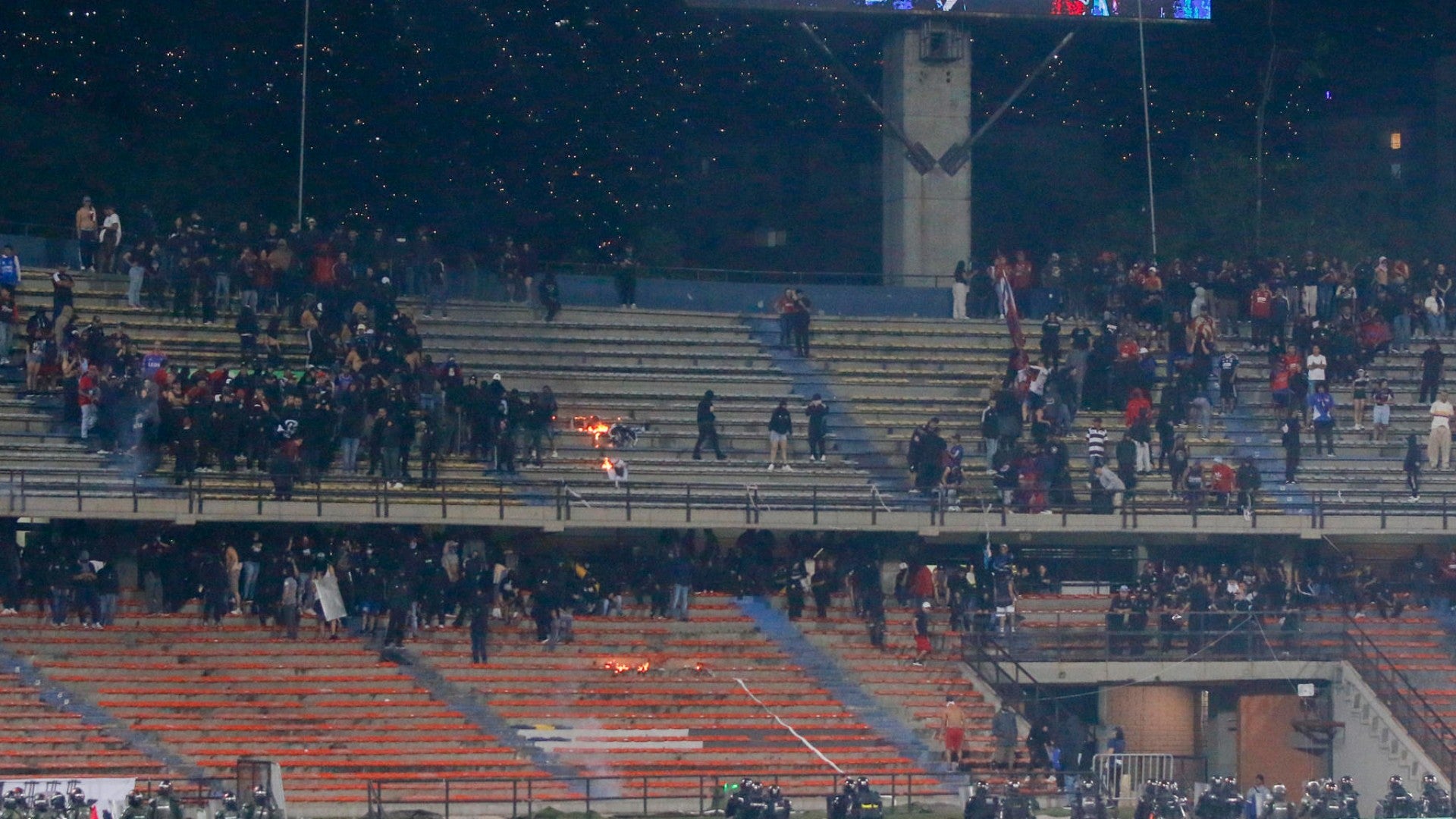 Desmanes en el estadio Atanasio Girardot de Medellín - Foto: EFE