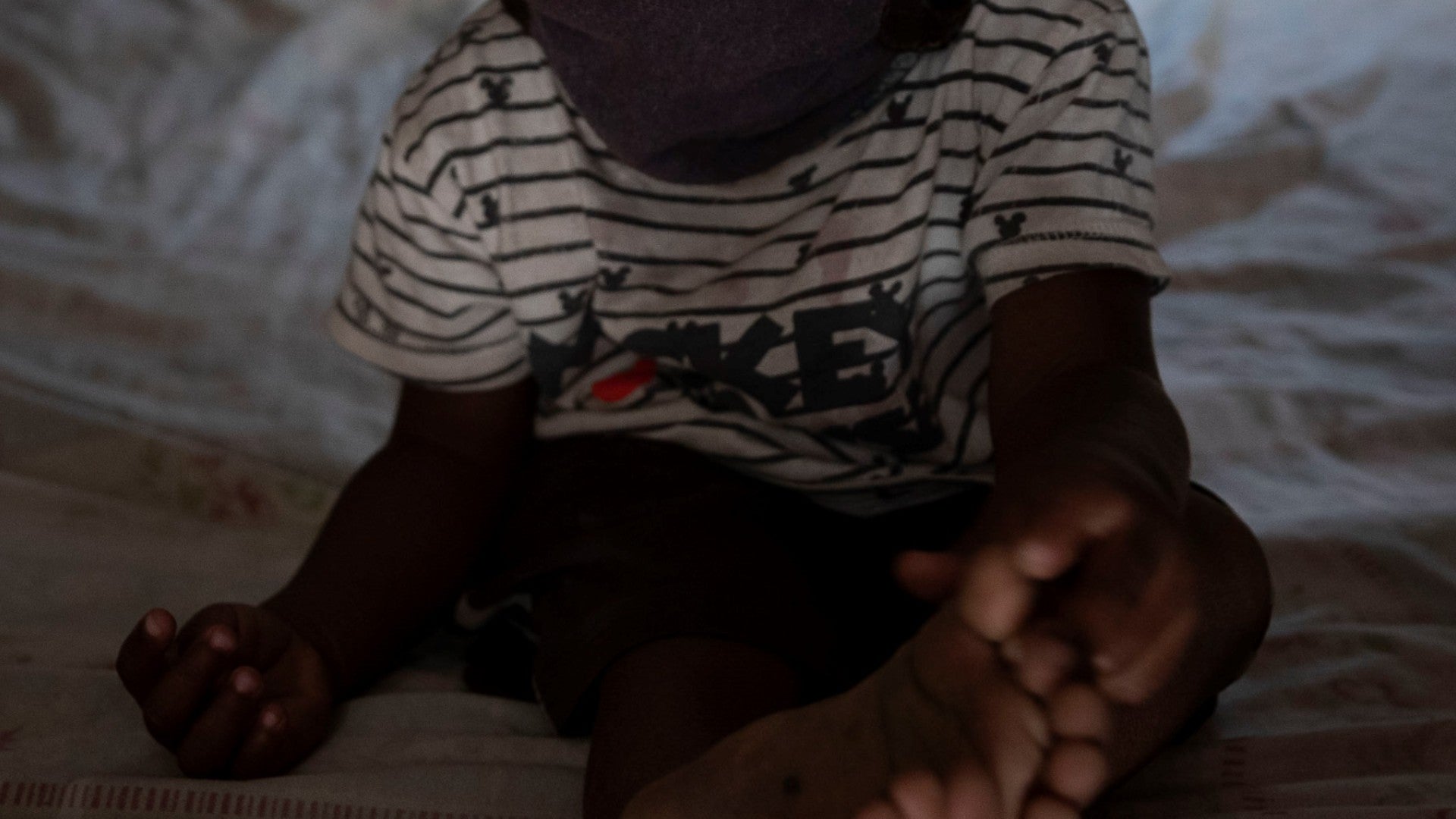 Fotografía de un niño en un terreno ocupado en Caracas (Venezuela) - Foto de referencia: EFE