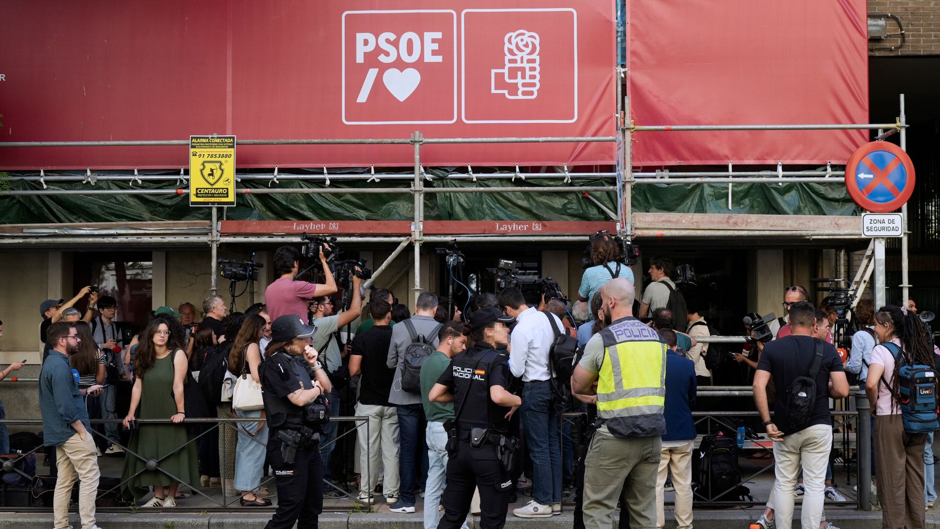 Guardia Civil de España allanó la sede del PSOE en Madrid para investigar presuntos pagos ilegales - EFE