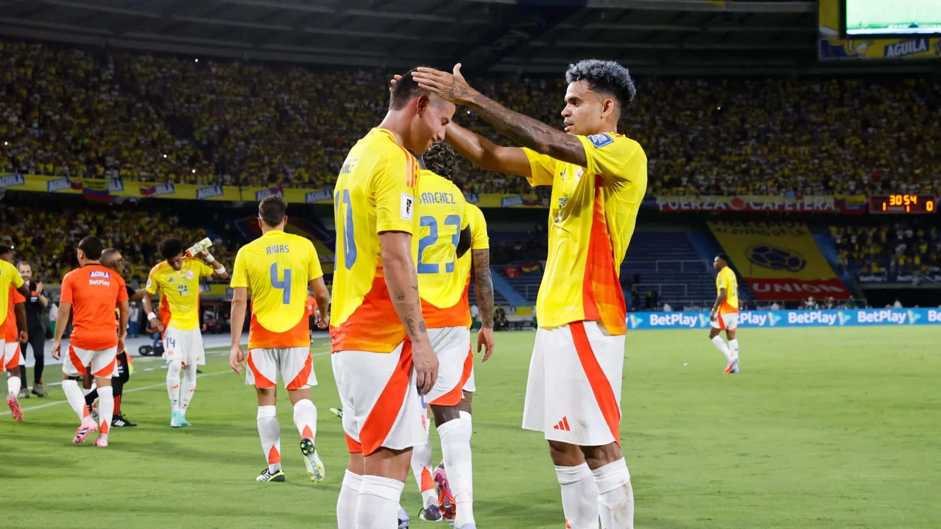 James Rodríguez y Luis Díaz, futbolistas de la Selección Colombia - Foto: EFE