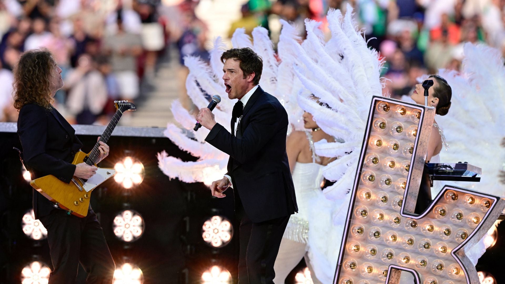 La banda de rock The Killers actuó durante la ceremonia de apertura de la final de la Champions League-Foto: AFP