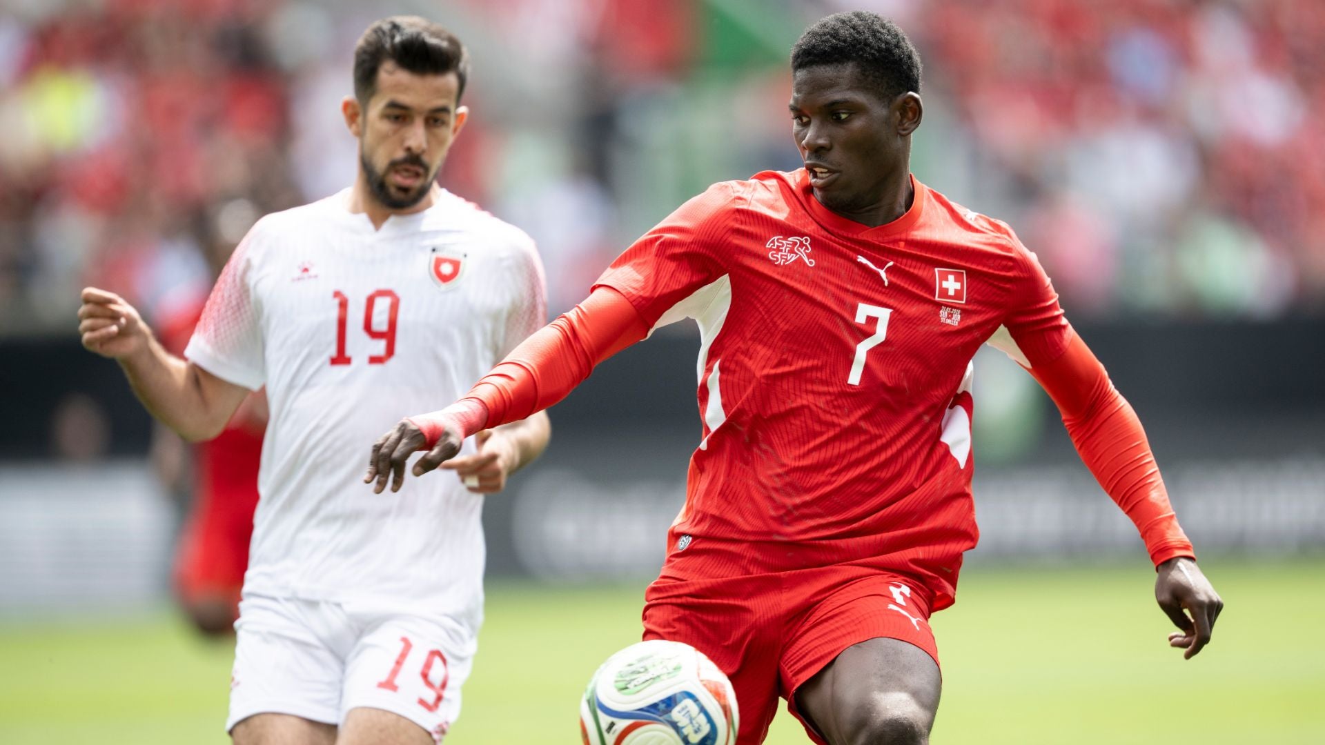 Embolo defiende el balón de Saed Al-Rosan, de Jordania - Foto EFE