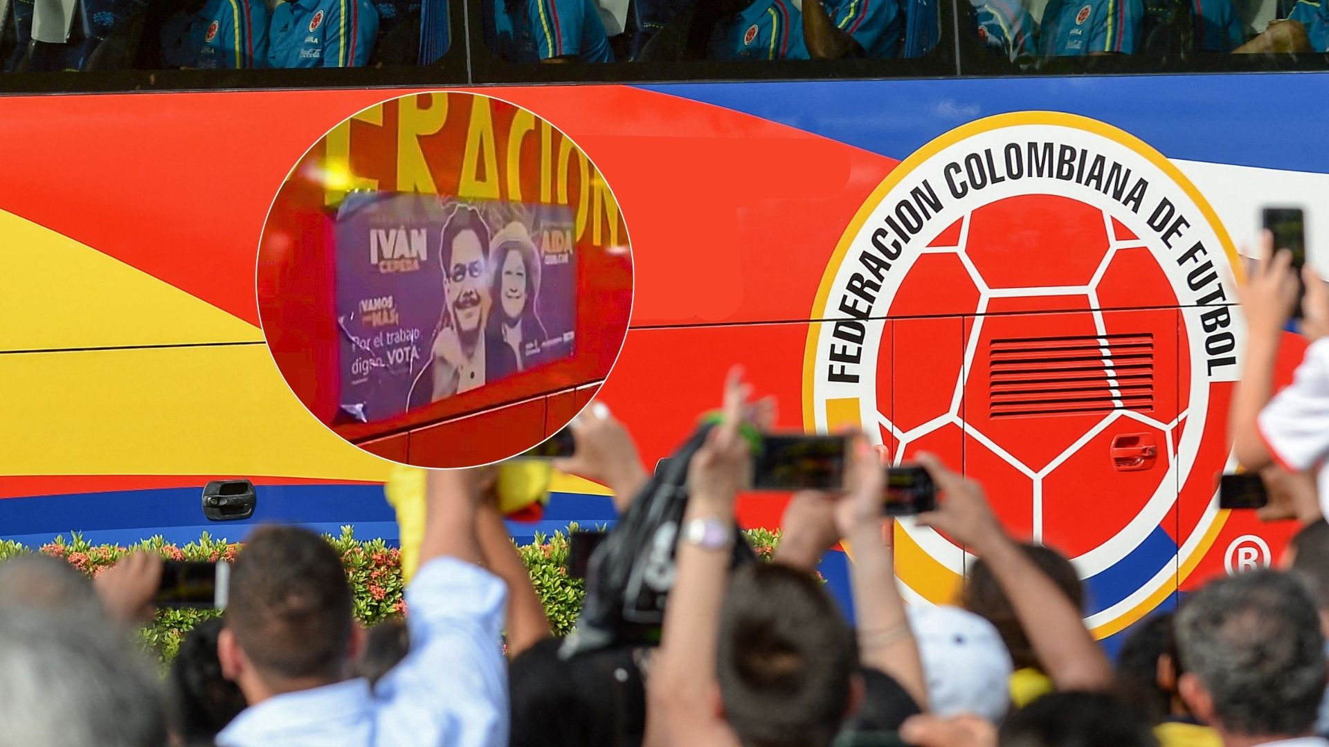 Bus de la selección Colombia - Foto AFP/ Carteles de Cepeda - Fotos X