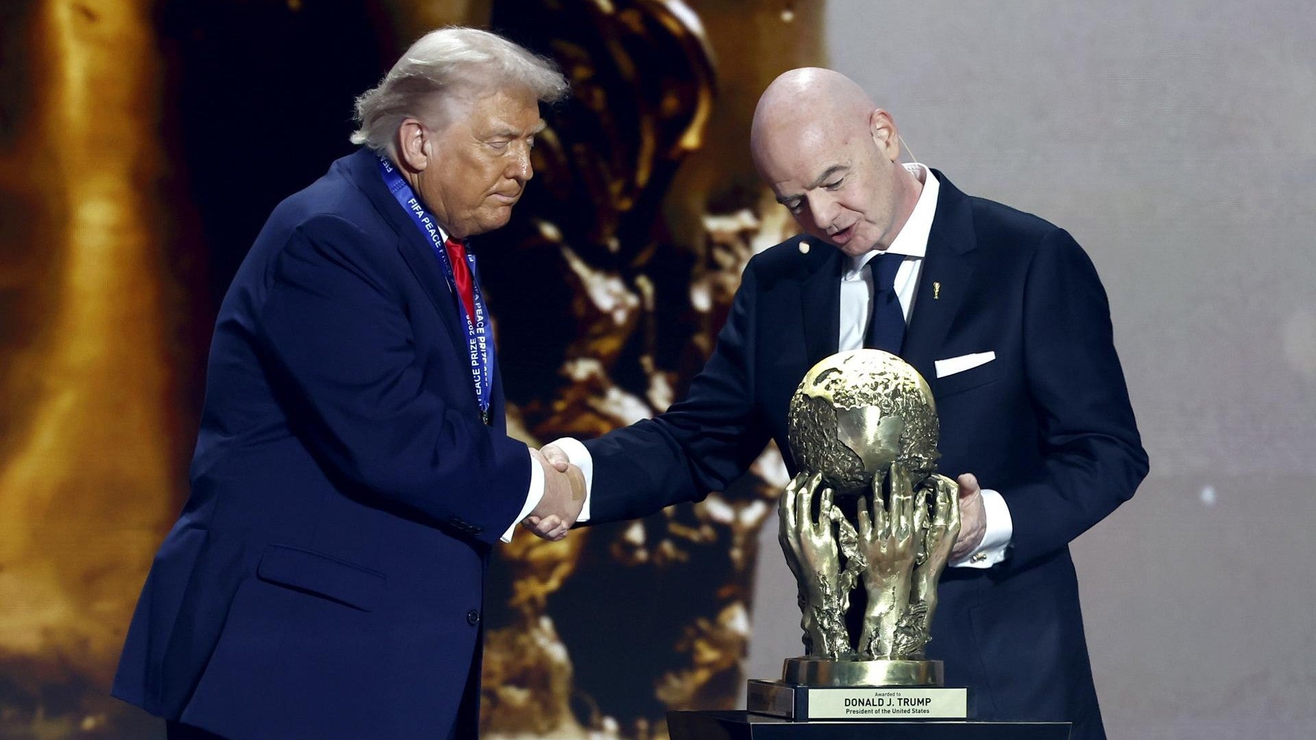 Gianni Infantino, presidente de la FIFA, entrego Premio de la Paz a Donald Trump, presidedente de EE. UU. - Foto: EFE